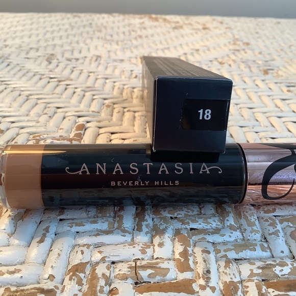 NEW! ANASTASIA BEVERLY HILLS Magic Touch Concealer - Picture 2 of 6